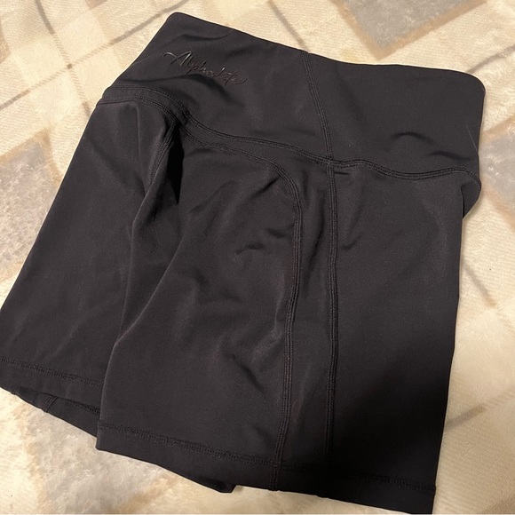 ✨SOLD✨Alphalete Pulse Surge Shorts 4” Size Medium - Picture 6 of 7